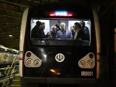 بازدید نمایندگان مجلس و مدیران سازمان برنامه و بودجه از پروژه قطار ملی مترو