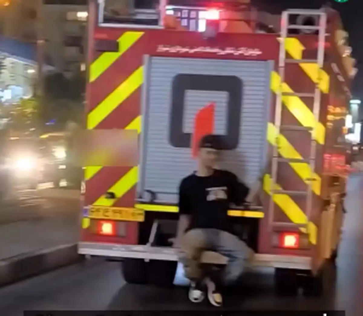 حرکت عجیب یک شهروند شیرازی پشت خودروی آتش‌نشانی! + فیلم