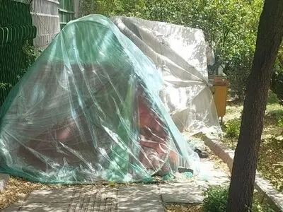 چادرخوابی بیماران اطراف بیمارستان قلب رجایی/تخت خالی نیست!