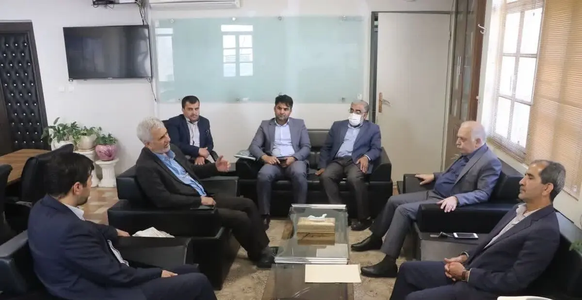 باید براى برون رفت از مشکلات فرهنگى از مردم کمک بگیریم