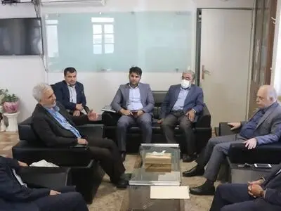 باید براى برون رفت از مشکلات فرهنگى از مردم کمک بگیریم