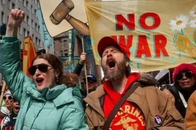 مردم آمریکا چاره تنبیه ترامپ را در حضور در تجمعات و شعار برای تغییر او یا توقف سیاست‌های خودمحورانه می‌دانند/ نشستن دور هم و صدور بیانیه کمکی به جلوگیری از تجاوز آمریکا به ایران، نمی‌کند