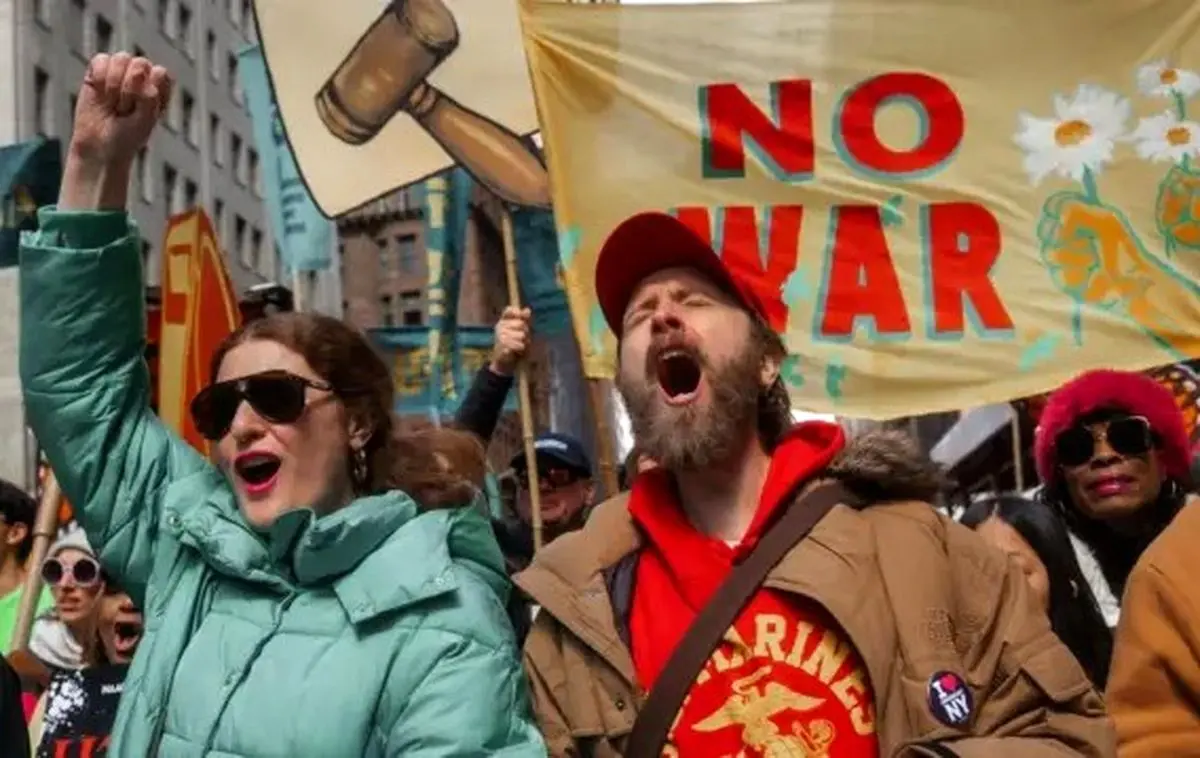 مردم آمریکا چاره تنبیه ترامپ را در حضور در تجمعات و شعار برای تغییر او یا توقف سیاست‌های خودمحورانه می‌دانند/ نشستن دور هم و صدور بیانیه کمکی به جلوگیری از تجاوز آمریکا به ایران، نمی‌کند