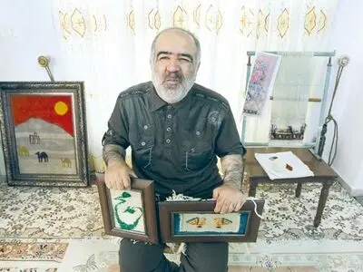 ​مردی که با دست‌هایش دنیا را می‌بیند