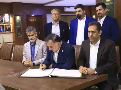 امضای دفتر یادبود توسط رئیس هیات تجاری اتاق بازرگانی قزوین