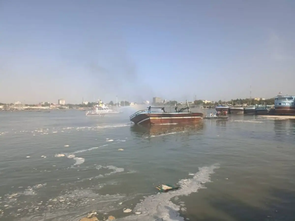 ۲ فروند لنج در بندر شهدای هفت تیر چابهار دچار حادثه آتش سوزی شدند