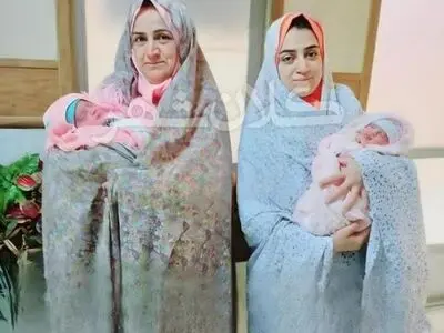 مادر و دختری که در یک روز بچه دار شدند+ عکس