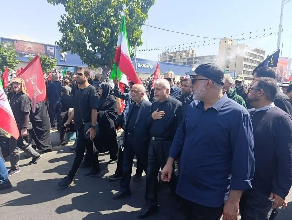 حضور رضا صالحی امیری و سید عباس صالحی در مراسم تشییع پیکر رهبر شهید انقلاب 