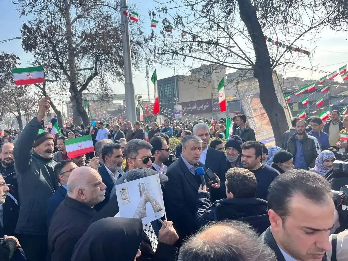حضور رییس سازمان انرژی اتمی در راهپیمایی ۲۲ بهمن