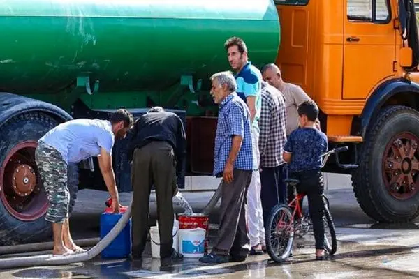 آبرسانی و توزیع آب با تانکر در شهر صدرا/ کوچ اجباری شهروندان به خانه نزدیکان 