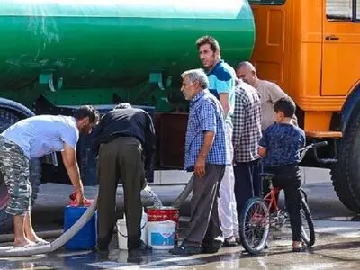 آبرسانی و توزیع آب با تانکر در شهر صدرا/ کوچ اجباری شهروندان به خانه نزدیکان 