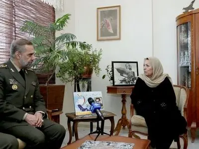 وزیر دفاع با خانواده شهید فکوری دیدار کرد