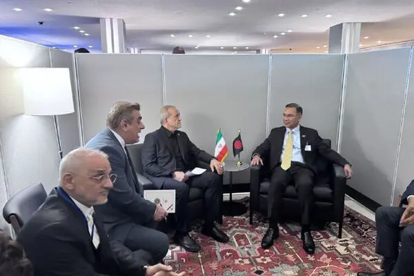 Pezeshkian meets Bangladesh PM in New York