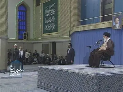 سخنرانی پدر شهید جهان آرا در محضر رهبر انقلاب در «سیمرغ»