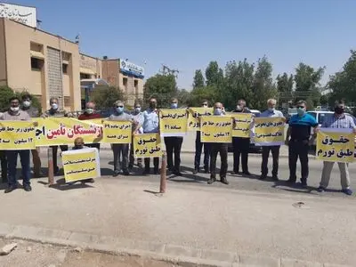 تجمع مستمری بگیران سازمان تامین اجتماعی خوزستان در مقابل این اداره

