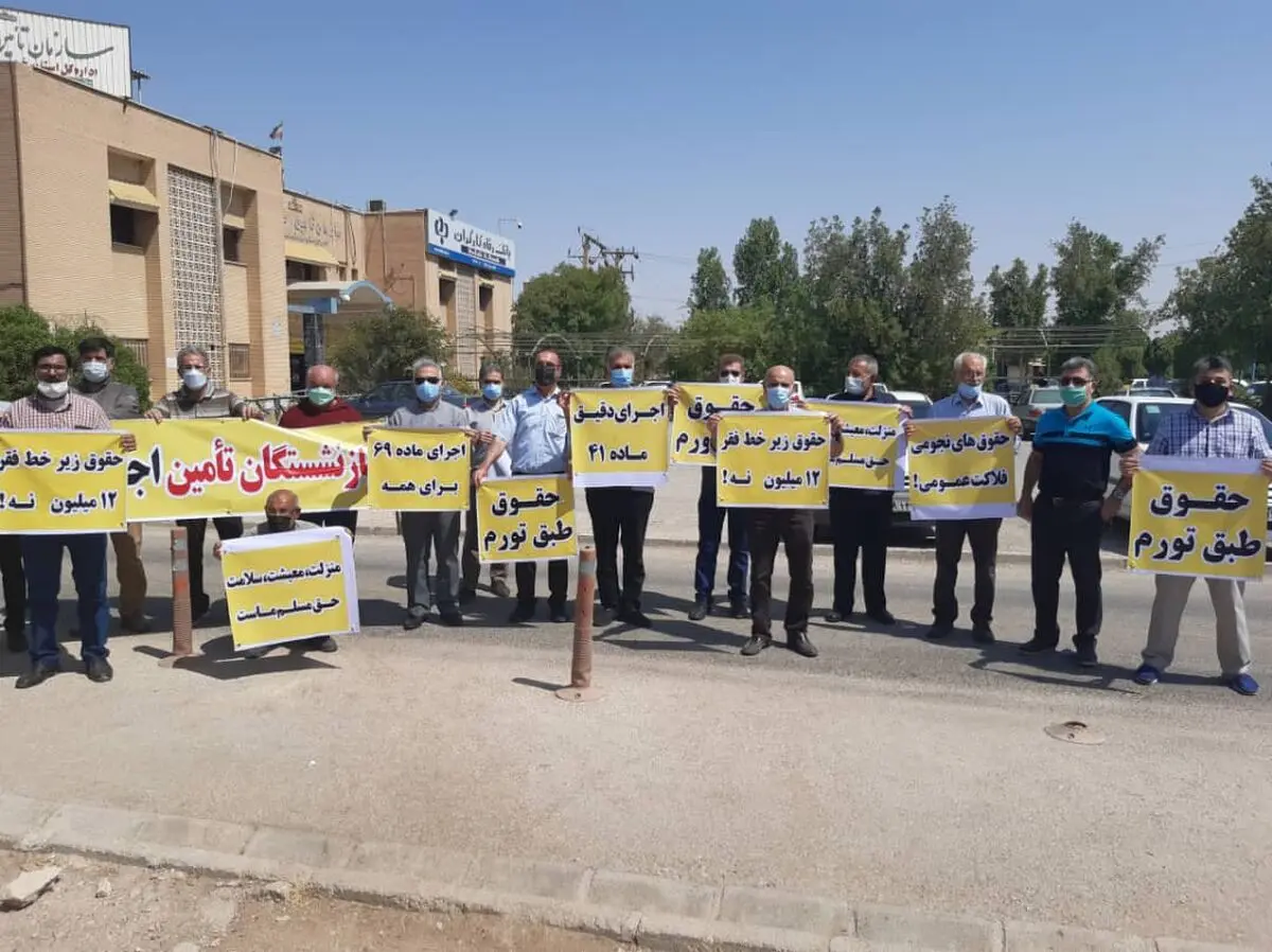 تجمع مستمری بگیران سازمان تامین اجتماعی خوزستان در مقابل این اداره

