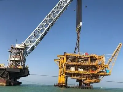 بنجاح .. ایران ترکب منصة بحریة بحقل " هندیجان" النفطی 