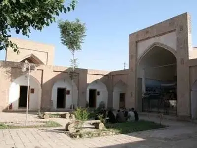 تصویری جالب از دو طرح لباس فرم مدارس دخترانه در سال ۱۳۵۸
