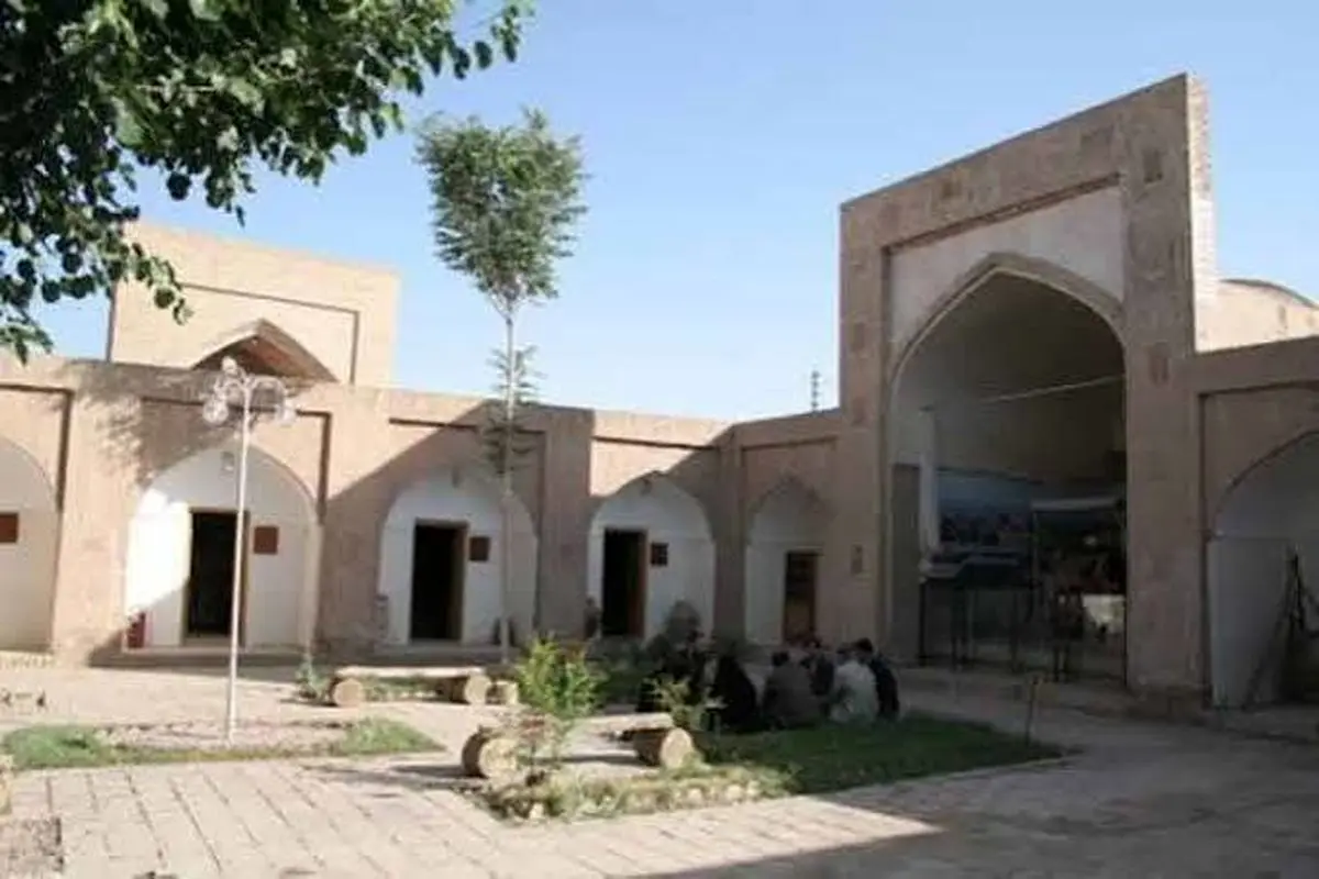 تصویری جالب از دو طرح لباس فرم مدارس دخترانه در سال ۱۳۵۸