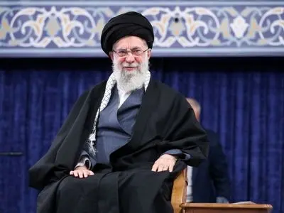 رهبر انقلاب در برابر کفر و طاغوت و استکبار جهانی ایستادند