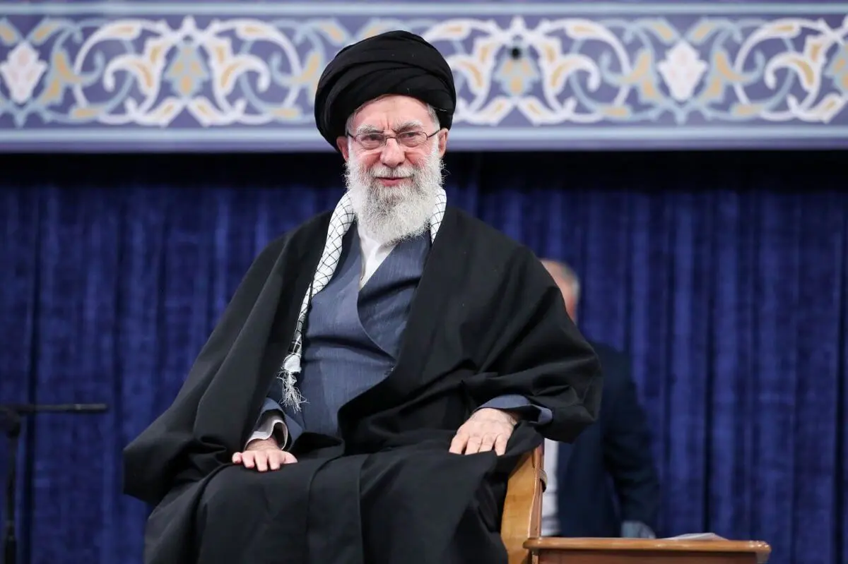رهبر انقلاب در برابر کفر و طاغوت و استکبار جهانی ایستادند