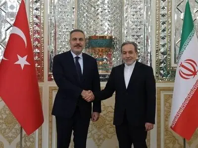 وزير الخارجية التركي يلتقي عراقجي