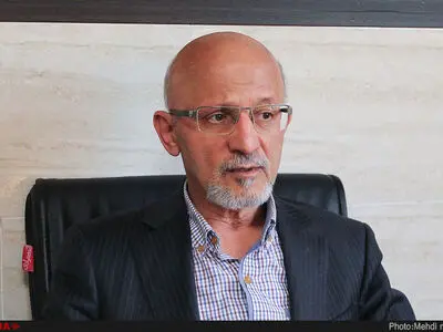 کسانی که به دنبال جانشین ظریف هستند دچار توهم شده‌اند/ کشورها مواظب پوست خربزه ترامپ زیر پای‌شان باشند/ ایران از خودشیفتگی مسئولان کم ضربه نخورده است