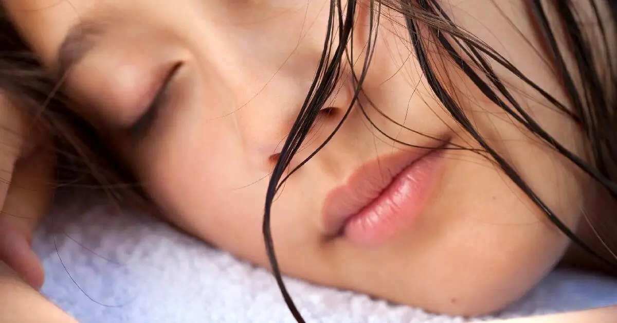 به این ۵ دلیل، شب‌ها با موهای خیس نخوابید