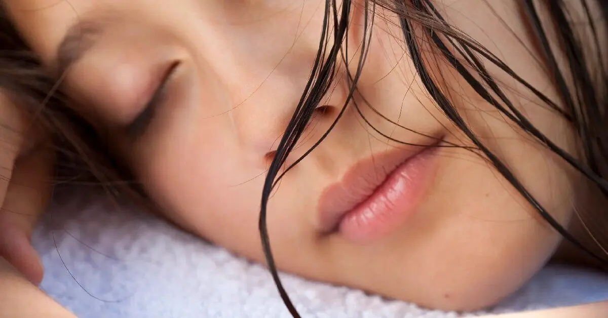 به این ۵ دلیل، شب‌ها با موهای خیس نخوابید