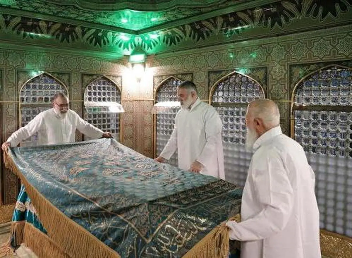 مضجع منور امام علی بن موسی الرضا(ع) غبارروبی شد
