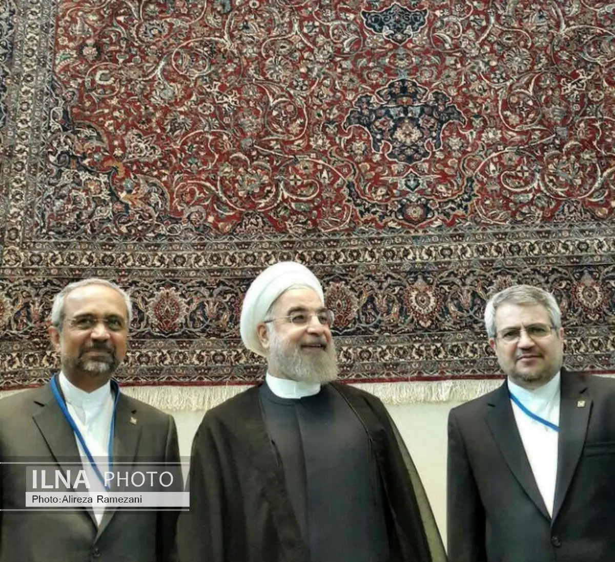 عکس یادگاری حسن روحانی با فرش ایرانی در سازمان ملل