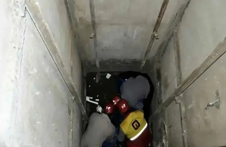 نجات یک کارگر در قم پس از سقوط از طبقه چهارم