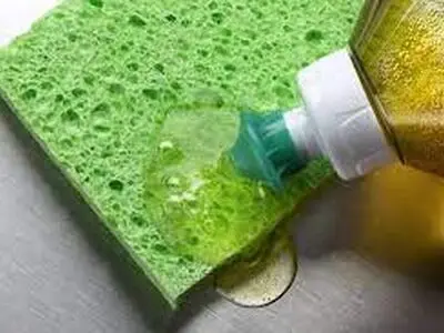 ۸ کاربرد بی نظیر مایع ظرفشویی در خانه