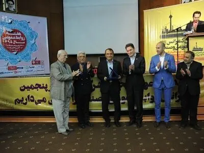 اعطای نشان زرین روابط عمومی و صنعت به یکه زارع