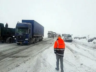 ممنوعیت تردد کشنده‌ها در محور بجنورد - اسفراین / بارش برف در سراسر خراسان شمالی جریان دارد