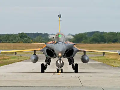 فرود اضطراری جنگنده نیروی دریایی فرانسه در شمال اندونزی