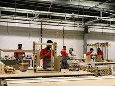 کارگران کیش چوب: ۴ ماه حقوق طلب داریم/ گرانی امان‌مان را بریده 