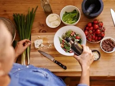 چرا با کم خوردن باز هم چاق می‌شویم؟