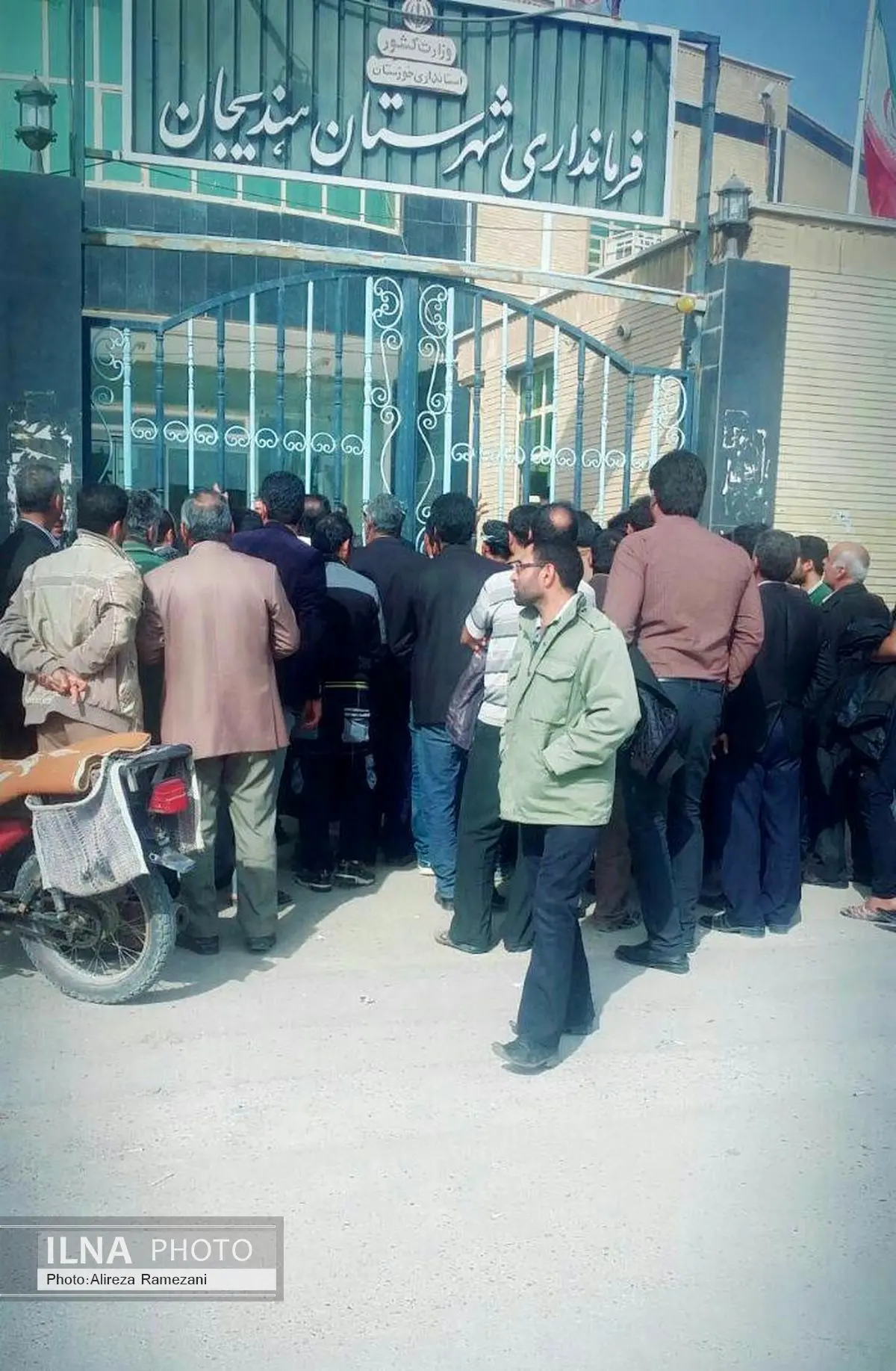 لزوم توجه به وضعیت رود خانه زهره/ تجمع کشاورزان مقابل فرمانداری