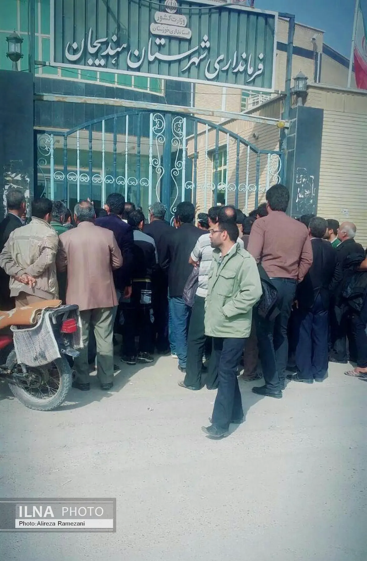 لزوم توجه به وضعیت رود خانه زهره/ تجمع کشاورزان مقابل فرمانداری 