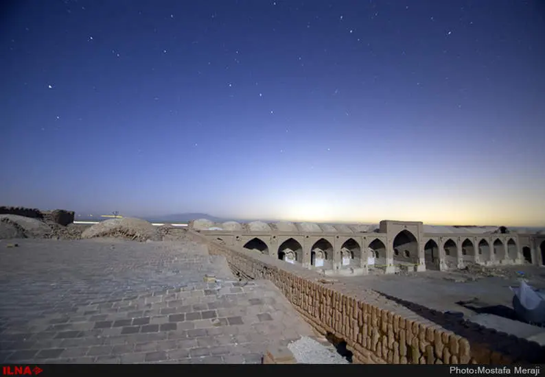 نمای شبانه کاروانسرای دیر گچین، بزرگترین کاروانسرای خشتی گچی ایران در استان قم