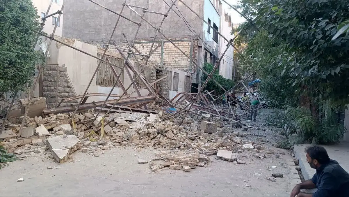 نشت گاز شهری یک ساختمان در حال تخریب در مشهد را منفجر کرد