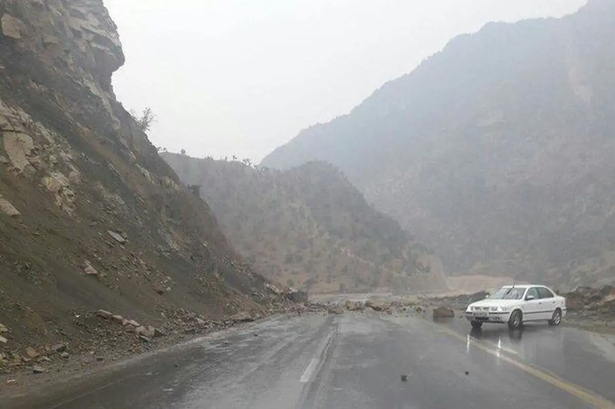 جاده بندرعباس - بندرخمیر به دلیل ریزش کوه مسدود شد