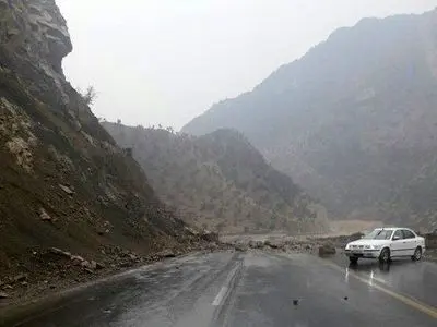 جاده بندرعباس - بندرخمیر به دلیل ریزش کوه مسدود شد