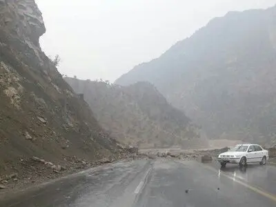 جاده بندرعباس - بندرخمیر به دلیل ریزش کوه مسدود شد