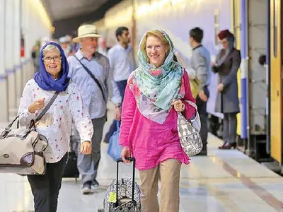 الأولى منذ جائحة کورونا.. دفعة من السیاح الاجانب تزور إیران 