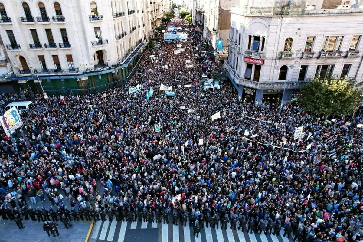 نیمی از مردم آرژانتین زیر خط فقر مطلق فرو رفته‌اند/ اعتصاب بزرگ تشکل‌های کارگری 