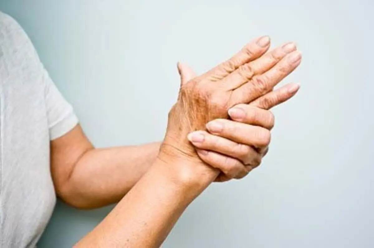 لرزش بدن نشانه چیست؟ / ۷ روش درمان لرزش عضلات بدن به زبان ساده 