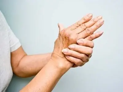 لرزش بدن نشانه چیست؟ / ۷ روش درمان لرزش عضلات بدن به زبان ساده 