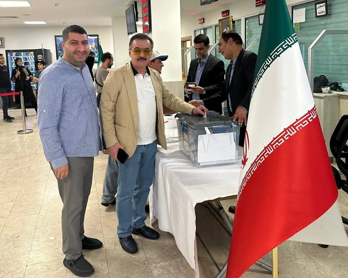 مالک تراکتور پای صندوق های رای (عکس) 